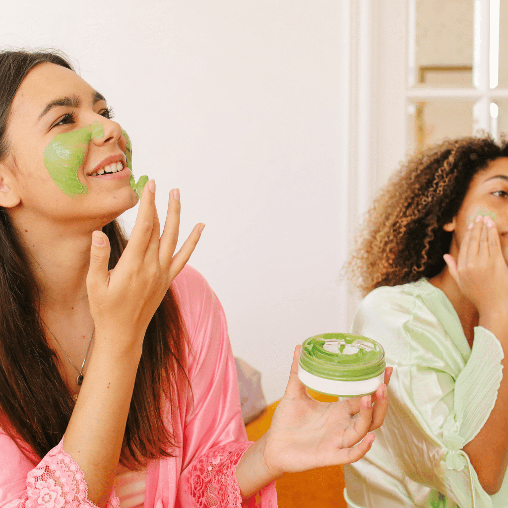 Inicío 5 Mulheres usando creme verde