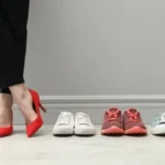 Pessoa escolhendo calçado confortável para manter a saúde dos pés