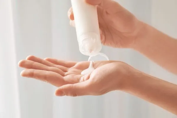 Pés Saudáveis No Verão: Dicas Essenciais Para Evitar Desconfortos 2 Aplicação de creme hidratante nos pés para prevenir ressecamento no verão