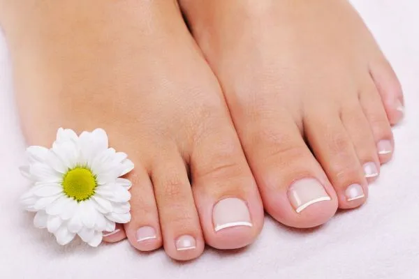 Pés Saudáveis No Verão: Dicas Essenciais Para Evitar Desconfortos 4 Pés saudáveis simbolizando cuidados completos no verão